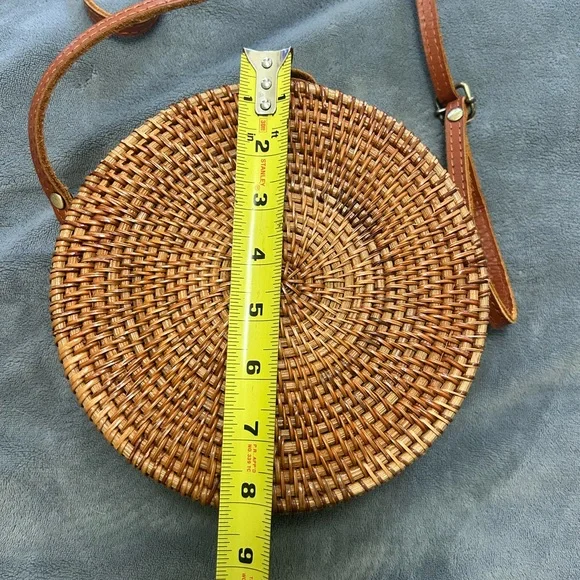 New Round Rattan Crossbody Bag 8" Woven Straw Purse White Striped Lining Pockets - Picture 7 of 7